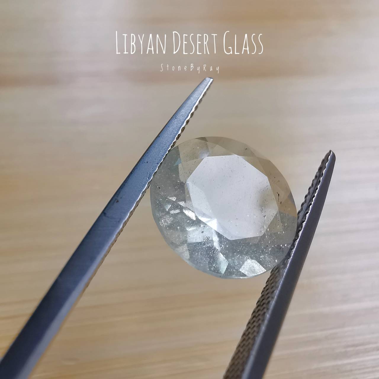 สะเก็ดดาวสีขาวเจียรเหลี่ยม(Libyan Desert Glass)