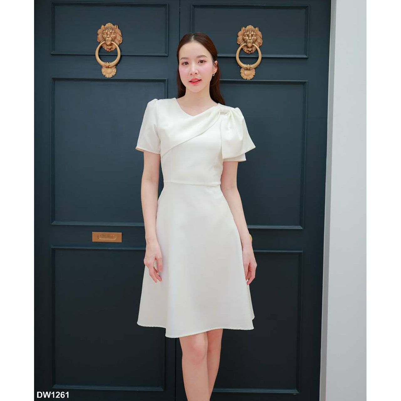 kudapyเดรสสั้นสีชมพู/สีกรม/สีขาว กระโปรงทรงบานแต่งโบว์ไหล่