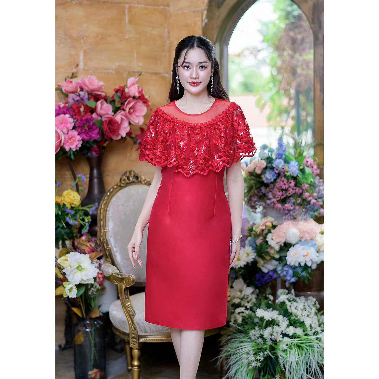 kudapy เดรสสั้นสีแดง/สีฟ้า ผ้าไหมคลุมไหล่เป็นผ้าปักหัวใจปักด้วยเลื่อมโทนสีเดียวกับชุดทำให้ดูวิ้งสวย