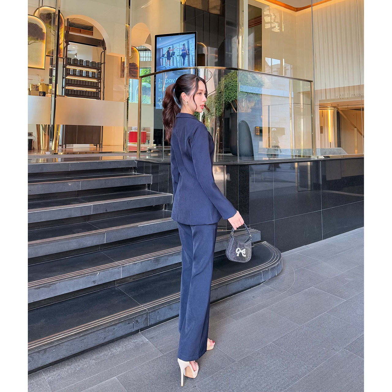 kudapy ชุดสูทมินิมอล ตัวเสื้อสูทแต่งกระดุมทองด้วยหน้า 1 เม็ด เสริมฟองน้ำบางๆ มีซับในทั้งตัว มาพร้อมกับกางเกงทรง Flare เย็บตีเกล็ดหน้า