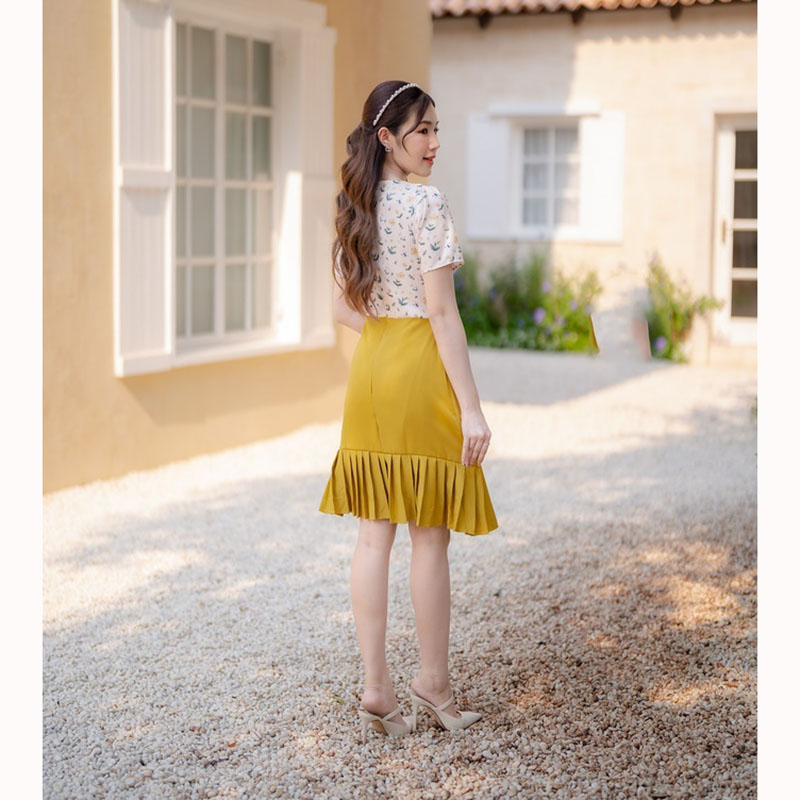 kudapy มินิเดรสสั้นสีเหลือง/สีชมพู/สีกรม เข้ารูป ปลายกระโปรงจีบระบาย คอปกลายดอกแต่งซิปด้านหลัง ทรงสวย