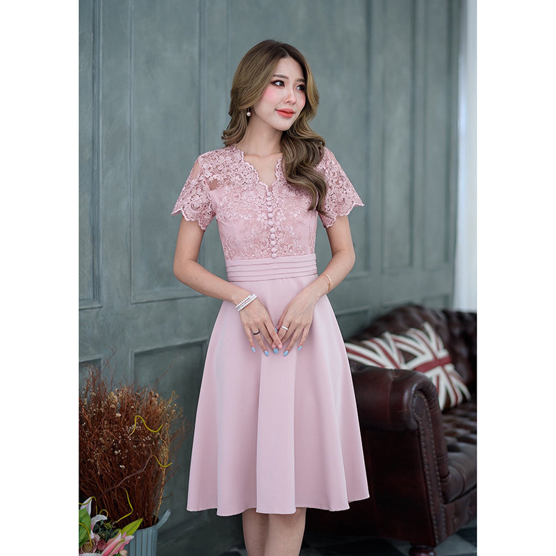 kudapy เดรสสีชมพูอ่อนหม่น/สีเขียวอมฟ้า/สีม่วง ดีไซน์แบบสวยดูแพงมาก เป็นการออกแบบผสมผสานผ้าลูกไม้ปักเงาเล่นเชิงผ้าช่วงคอและชายแขนเสื้อ