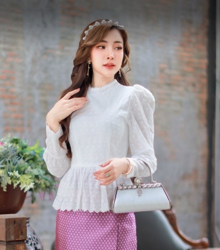 kudapy เสื้อลูกไม้สีขาว ผ้าคอตตอนฉลุ มีซับในชิปหัง แต่งระบาย ใส่ออกนอกหรือเข้าในก็สวย (เฉพาะเสื้อ)
