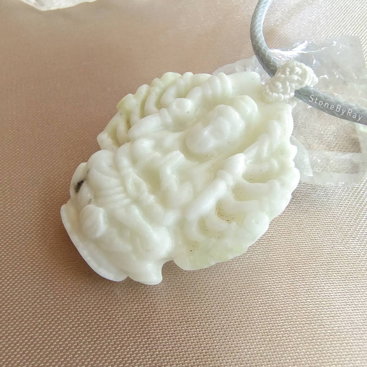 สร้อยคอเชือกกับจี้หินเซอร์เพนไทน์แกะสลักเจ้าแม่กวนอิมพันมือ