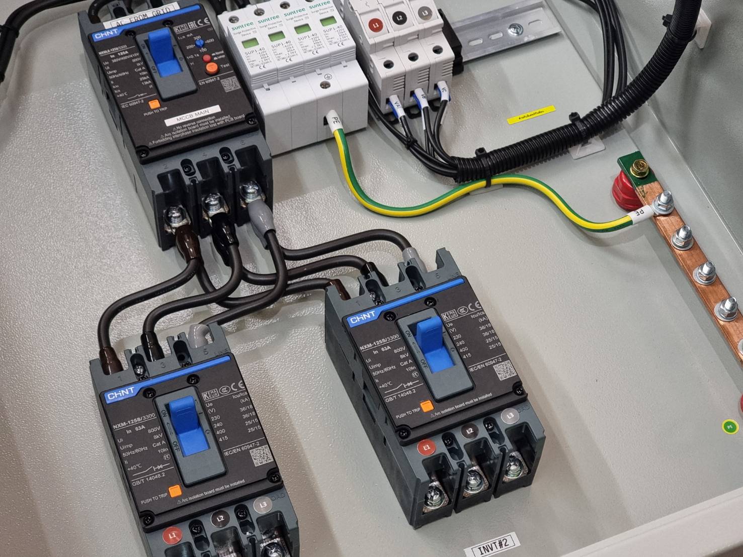 ตู้คอมบายเนอร์ เบรคเกอร์ เอซี (AC) สำหรับระบบโซล่าเซลล์ 2วงจร เข้า2ออก1 (อินเวอร์เตอร์ 2ตัว) AC Switch Box (CB Box) 2Inverter 2 IN 1 OUT