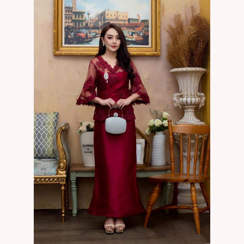 kudapy ชุดผ้าไหมอิตาลีlสีแดงไวน์ คอวีแต่งลูกไม้เนื้อนิ่ม กระโปรงทรงหางปลา มีซับในทั้งเสื้อและกระโปรง มีซิปหลัง ยิ่งเจอแสงไฟ