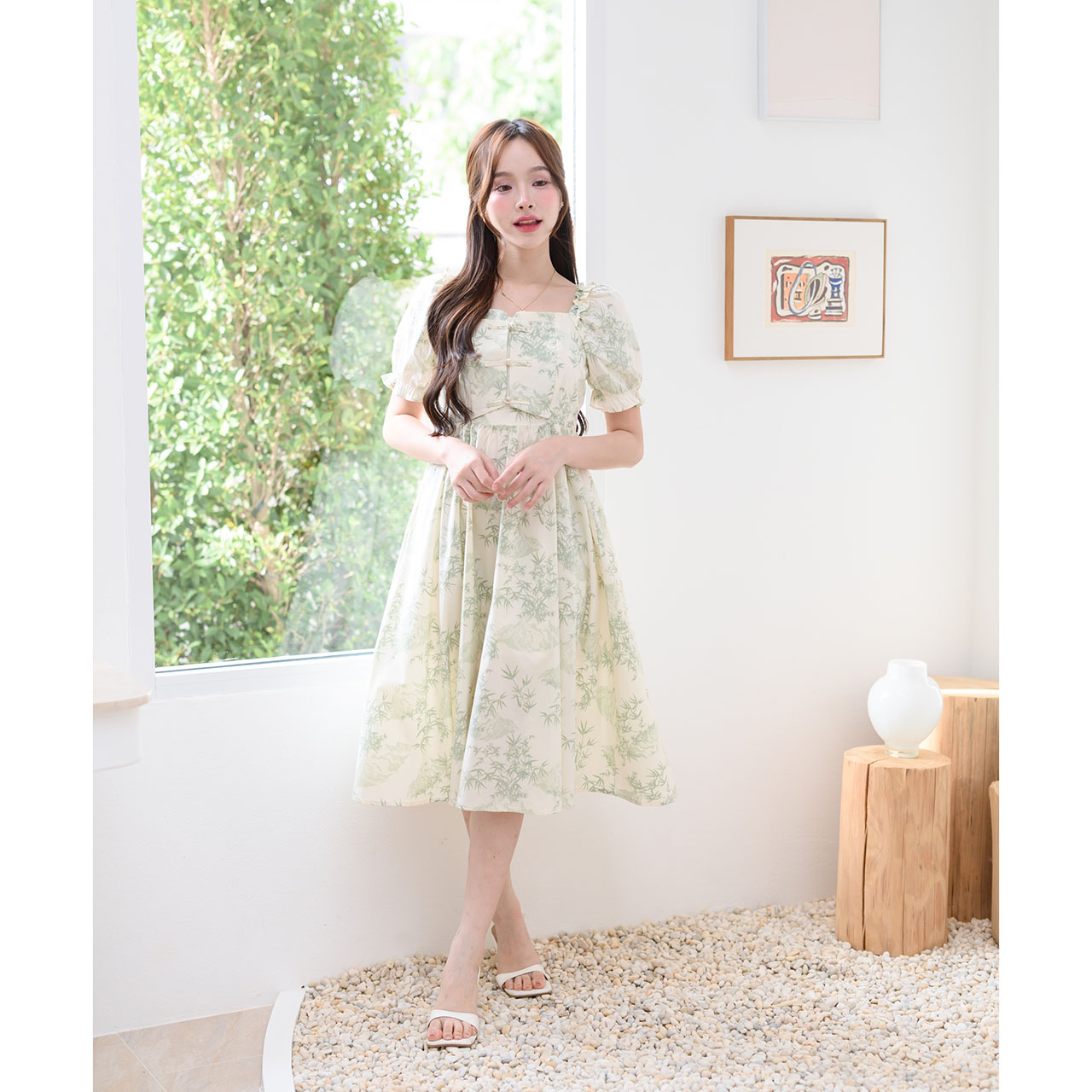 kudapy เดรสพิมพ์ลายใบไม้บนพื้นสีครีม ดีไซน์คอเสื้อแบบสี่เหลี่ยม เพิ่มความหวาน ด้านหน้ามีการตกแต่งด้วยกระดุมสไตล์จีน แขนตุ๊กตา