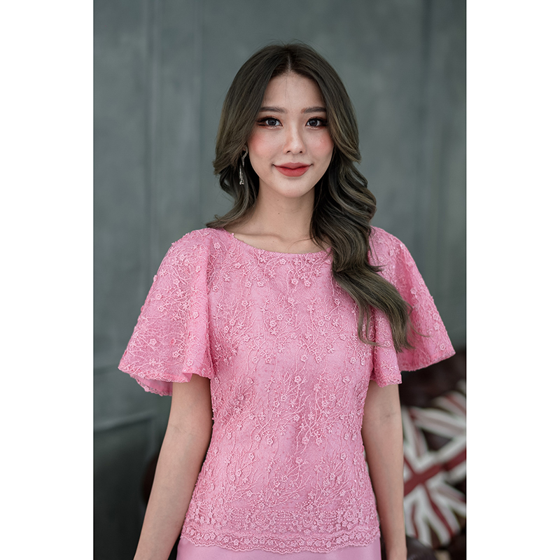 kudapy เดรสสั้นสีชมพู/สีฟ้า ลูกไม้ผ้าไหมญี่ปุ่น เป็นงานแขนระบายปีกผีเสื้อพองระบายดูหรู กระโปรงผ้าไหมญี่ปุ่น รุ่นนี้ออกงานมงคล