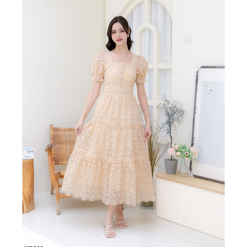 kudapy เดรสยาวสีชมพู/สีครีม ผ้าปักลายดอก คอกลม ปลายกระโปรงระบาย เป็นงานซิปหลัง