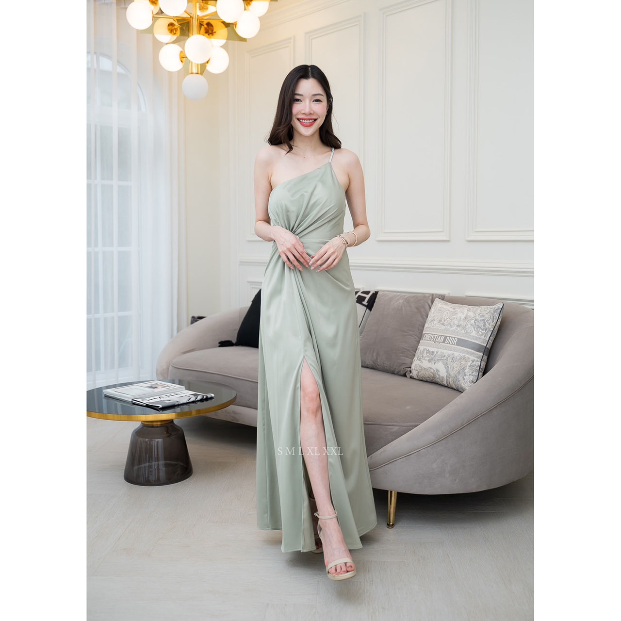 kudapy เดรสยาวสีโอวัลติน/สมิ้นอมฟ้า/สีชมพูกลีบบัว/สีกรม/สีชาเขียว ชุดราตรียาวไหล่เบี่ยงสายเพชรแต่งมัดเอวติดเข็มกลัดเพชรโบว์ งานพรีเมี่ยมผ้าเครปซาติน ซับในเกรดเอ ซิปด้านหลัง สวยหรู