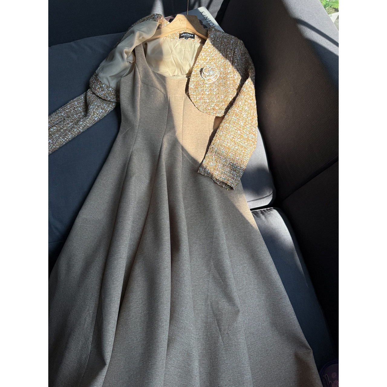 kudapy เดรส+เสื้อครอป+เข็มกลัดดอกไม้ ผ้าพรีเมี่ยมทวิตที่ เดรสเป็นทรงเข้ารูปช่วงเอว มีความพองช่วงล่างน่ารักมาก ซิปซ่อนด้านหลัง มีซับใน