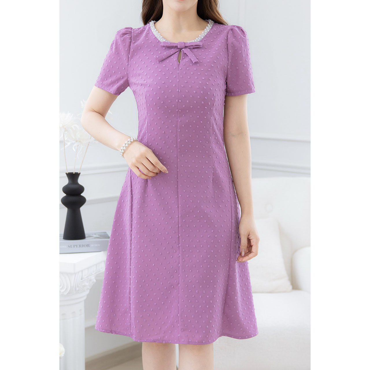 kudapy เดรสแพทเทิร์นสวยเรียบใส่และมีเชปสวย มีดีเทลเพิ่มความสวยหรูด้วยอะไหล่ลูกปัดรอบคอ และแต่งโบว์