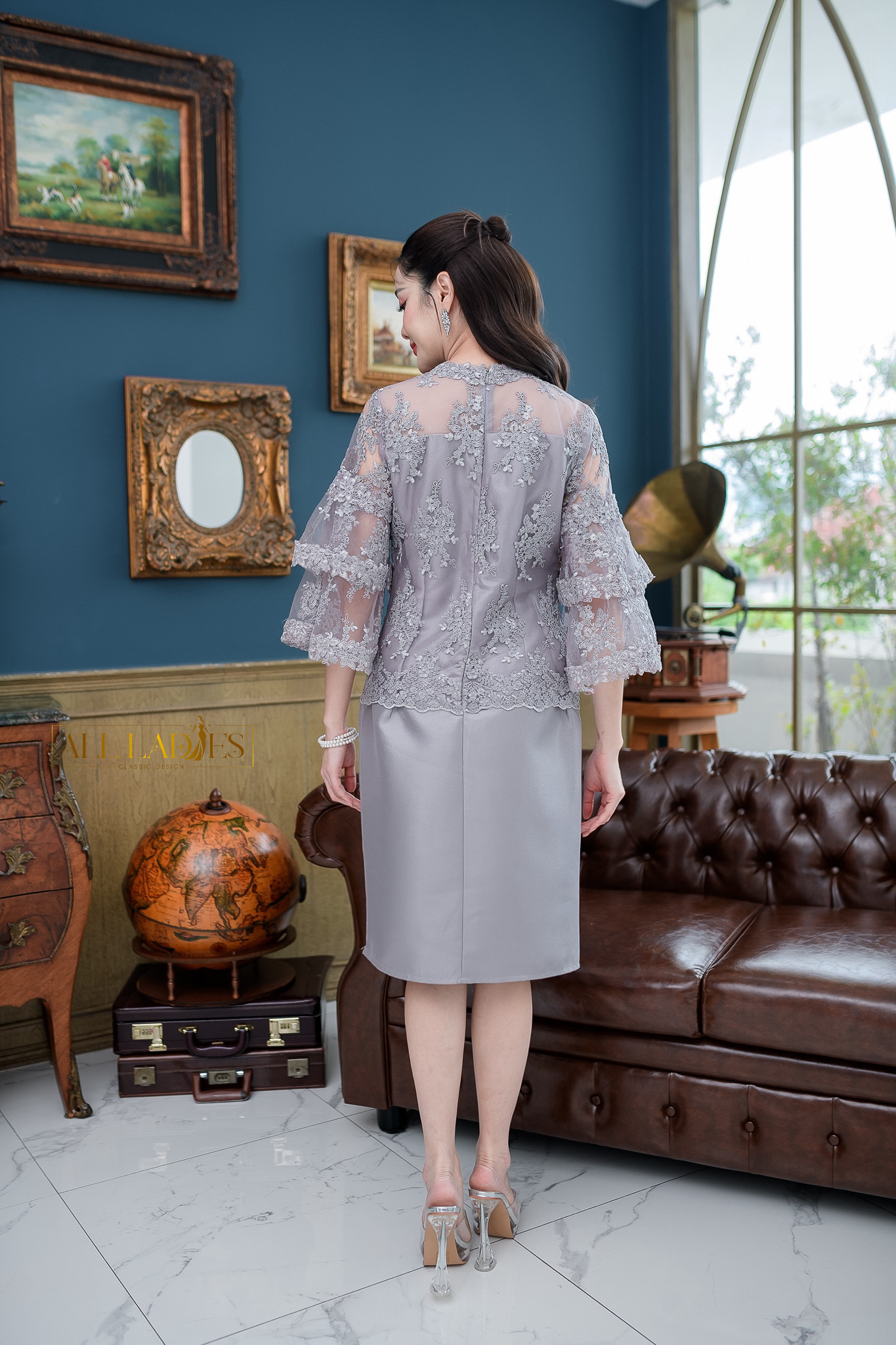 kudapy เดรสสั้นสีเทา/สีชมพู ผ้าไหมลูกไม้ ตัวเสื้อเป็นผ้าลูกไม้คอร์ดฝรั่งเศส ดีไซน์แขนได้สวยหรูหรา