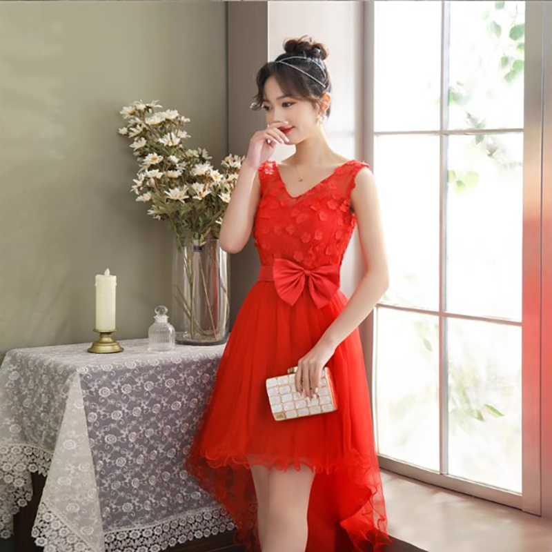 kudapy ชุดราตรีออกงานสีแดง คอวีแต่งด้วยผ้าดอกไม้ ช่วงเอวประดับโบว์ สม๊อคหลัง มีฟองน้ำซับในบางๆช่วงหน้าอกให้ชุดดูเป็นทรง