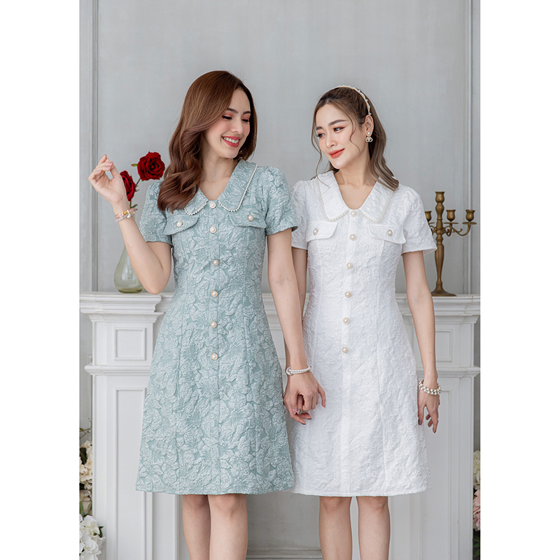 kudapy เดรสสั้นสีดำ/สีน้ำตาล/สีเขียว/สีขาว คอปกมุก ผ้าแจ็คกาด ใส่แล้วดูเพรียว เป็นทรงเข้ารูป มีดีเทลแต่งกระดุม และกระเป๋าช่วงอก เพิ่มความสวยเก๋