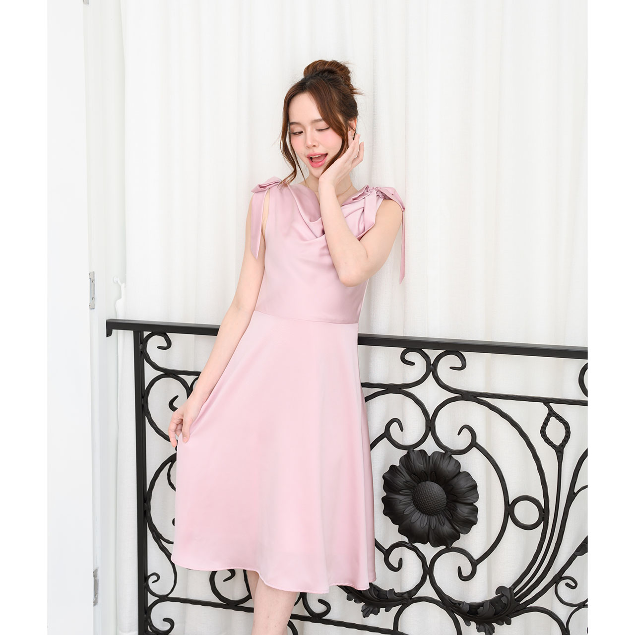 kudapy เดรสสั้นสีชมพู/สีแชมเปญ/สีกรม เพิ่มความหวานสไตล์สสาวพาสเทลด้วยสายโบว์ ช่วงกระโปรงทรงสวิงพริ้วสวยเล่นแสงเล่นไฟ