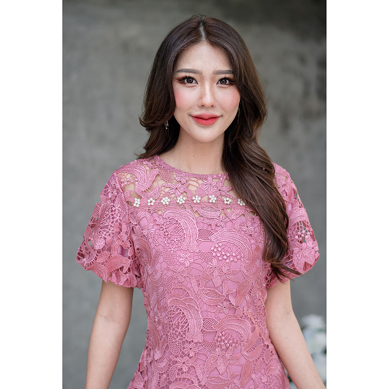 kudapy เดรสสั้นสีน้ำตาลแดง/สีชมพูกลีบบัว ลูกไม้ผ้าสวย ตัวนี้ดีไซน์เก๋คะ เป็นเดรสชีฟองคลุมเสื้อลูกไม้ ทรงแขนสั้นแต่ปลายแขนเย็บจั้มด้านใน