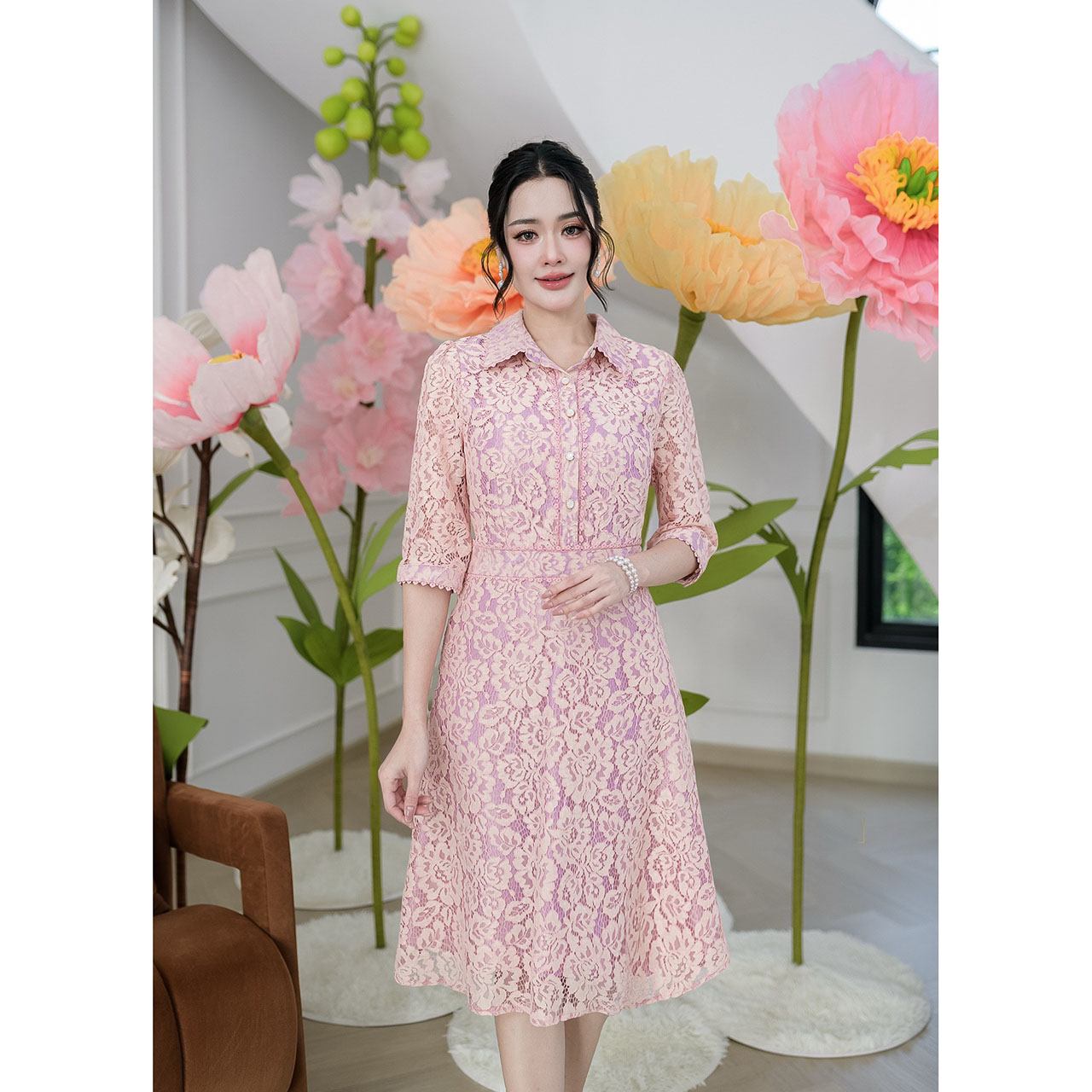 kudapy เดรสสไตล์เชิ้ต ใช้ผ้าลูกไม้ลายดอกไม้ มีซับในทั้งตัว ช่วงปกเสื้อ กระดุมด้าหน้า ขอบเอว ปลายแขนแต่งลูกไม้เพิ่มความหวาน