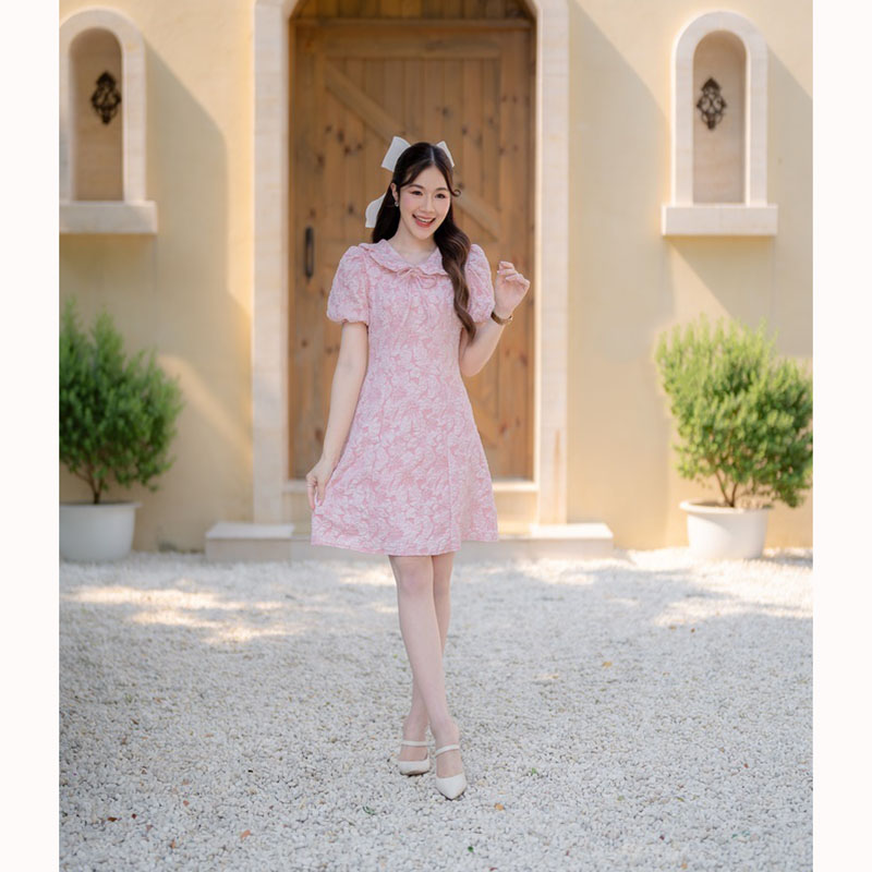 kudapy เดรสสั้นสีน้ำตาล/สีชมพู/สีขาว ทรงเข้ารูปกระโปรงบานผ้าอัดลายดอกนูน คอบัว แขนสม็อค ดีเทลผูกโบว์กลางอก น่ารักมาก