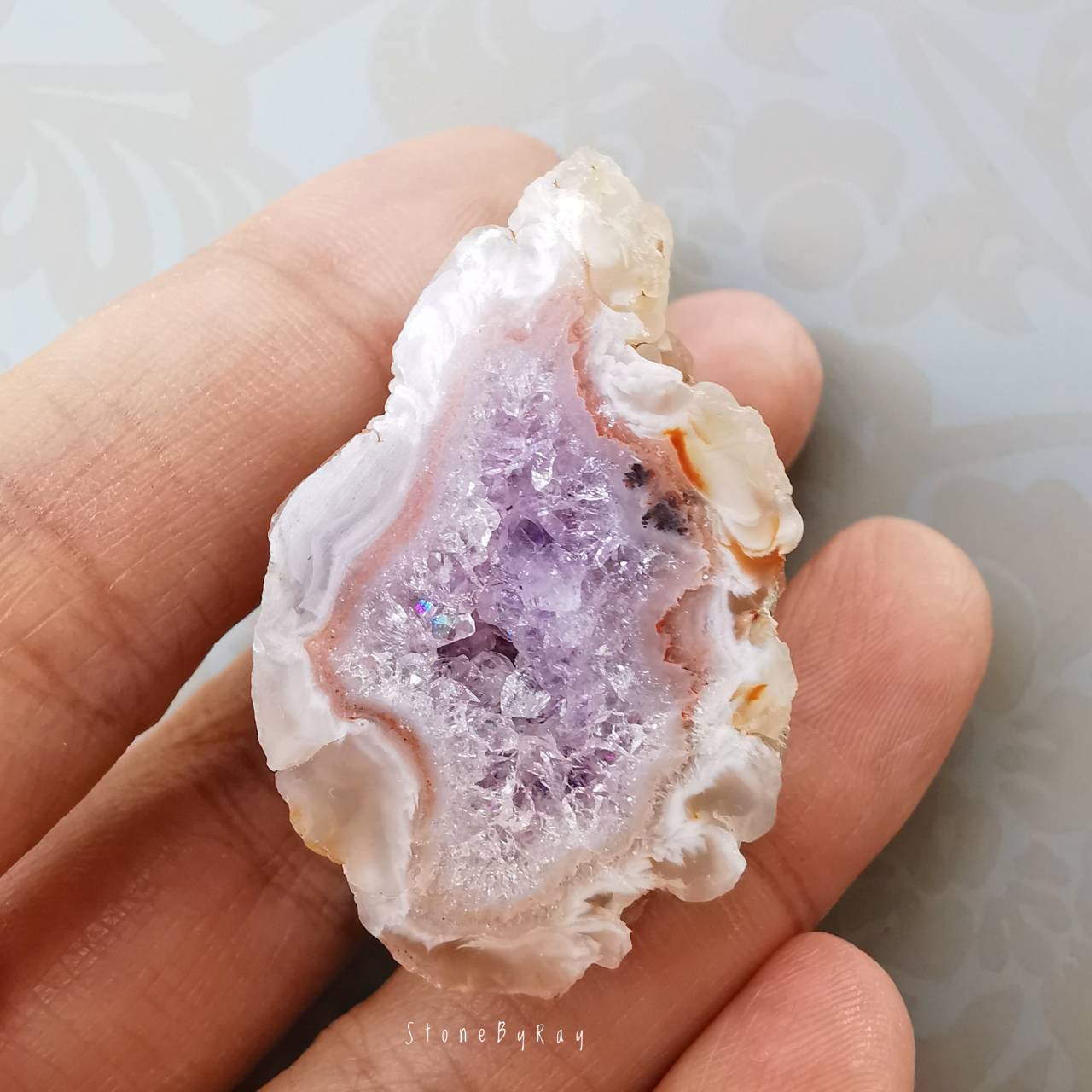 หินจีโอดอเมทิสต์ก้อนธรรมชาติ