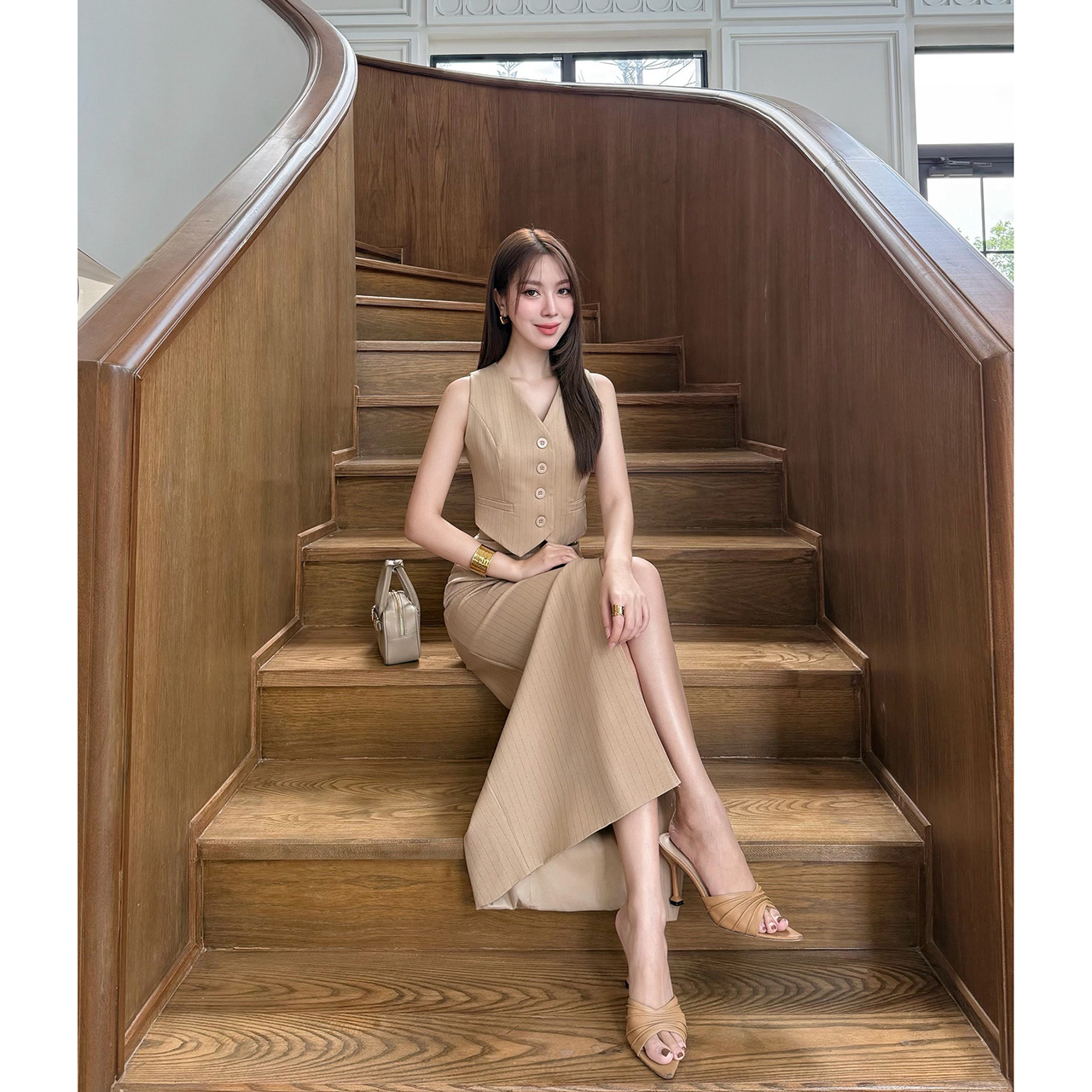 kudapy ชุดเซ็ทสีชมพูกะปิ/สีชมพูนู้ด/สีครีม ลายริ้วเสื้อแขนกุด+กระโปรงยาวผ่าหน้า สวยเกร๋มาก