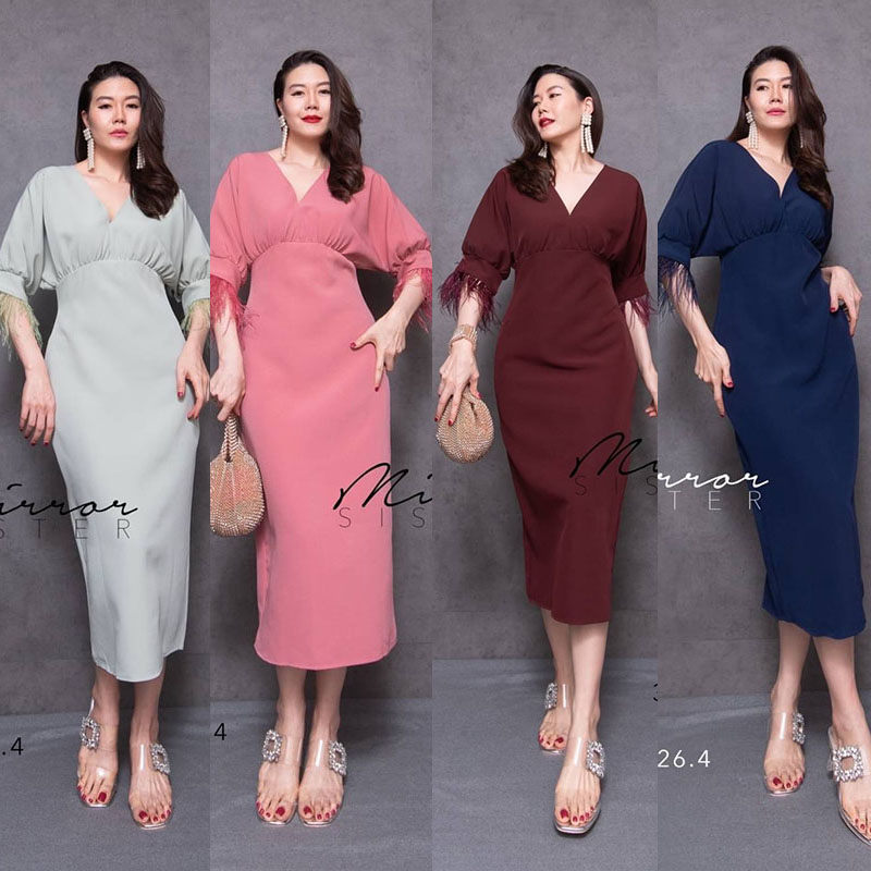 kudapy เดรสยาวสีเขียว/สีกรม/สีแดงเลือดหมู/สีชมพู ขนนกทรงเรียบง่าย แต่สวย แพทเทรินช่วงบนเป็นทรงค้าวคาว คอวี แขนกระปุกประมาณศอก สวยละมุนด้วยขนนกที่ปลายแขน ช่วงล่างเป็นกระโปรงทรงสอบ