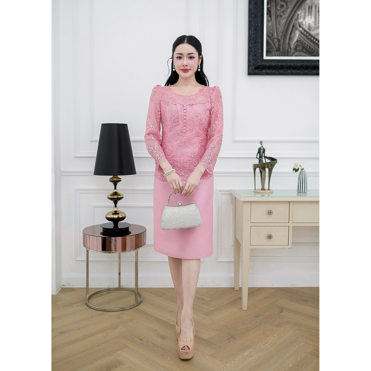 kudapy เดรสผ้าไหมแต่งลูกไม้ช่วงบนดีไซน์แขนยาวทรงสวยสุภาพ แต่งกระดุมด้านหน้าเรียงตัวสวย/เดรสผ้าไหมช่วงบนดีไซน์เย็บคลุมด้วยลูกไม้ซีทรูปักลายดอกไม้สวยหวาน