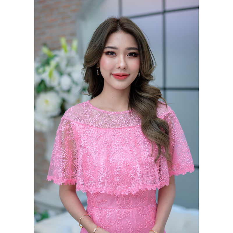 kudapy เดรสสั้นสีชมพู/สีฟ้า ลูกไม้ปักซีทรู ดีไซน์คลุมไหล่สวยๆเก๋ๆ อำพรางต้นแขนได้ดี รุ่นนี้ลายผ้าเรียบง่ายแต่สวยสไตล์เรียบหรู