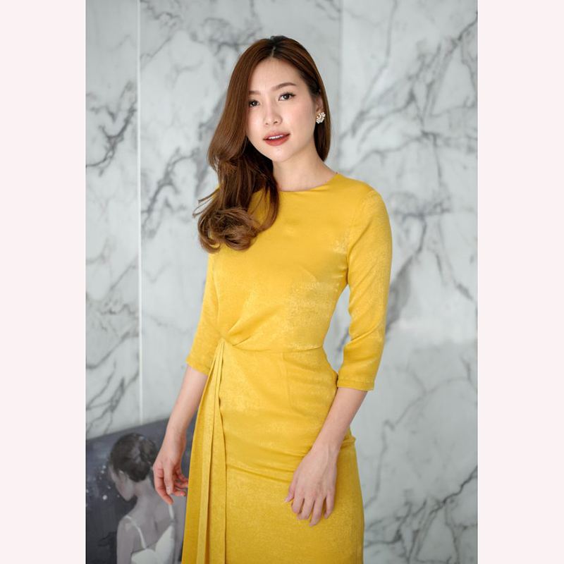 kudapy เดรสสั้นออกงาน ผ้าซาตินเครป คอกลม แขนสี่ส่วน กระโปรงเข้ารูปทรงสอบ แต่งผ้าเฉลียงยาวด้านข้าง สวยเก๋มากๆ