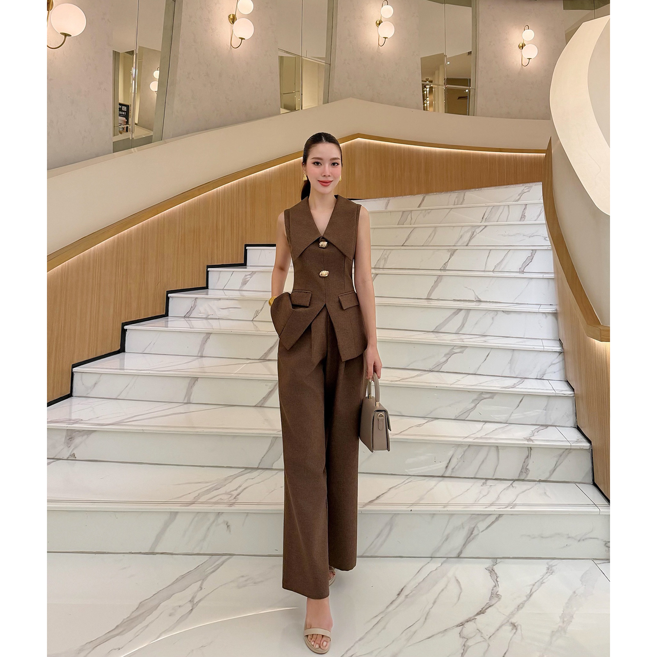 kudapy เซ็ตสุดหรูดูแพง ดีไซน์เรียบแต่แฝงความสง่างาม เหมาะสำหรับใส่ทำงาน ไดีไซน์เสื้อ ทรงเบลเซอร์แขนกุด ปกคอขนาดใหญ่เพิ่มมิต