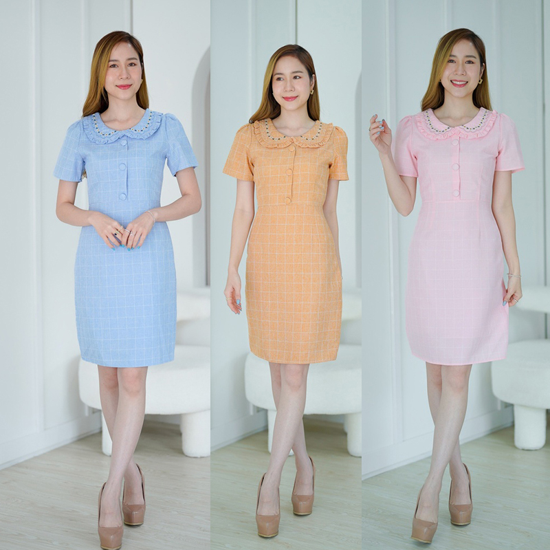 kudapy เดรสสั้นสีชมพู/สีฟ้า/สีส้ม คอปกปักดอกไม้มีกระตรงกลางอก