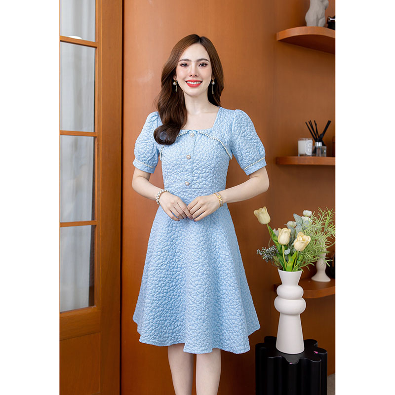 kudapy เดรสสั้นสีฟ้า/สีชมพู ผ้าปั้มลายดอก ผ้าสวยมีมิติ มาในแพทเทิร์นสวยหวาน มีดีเทลแต่งมุกช่วงอกและปลายแขน มีกระดุมมุก สวยหวาน