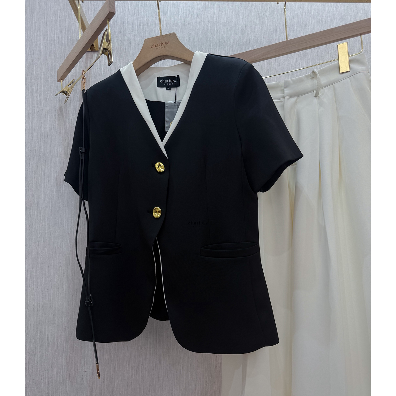 kudapy ชุดทำงานลุคเรียบหรู สไตล์มินิมอล พร้อมดีเทลคอวีเข้ารูปช่วยให้ช่วงคอดูยาวและเรียว