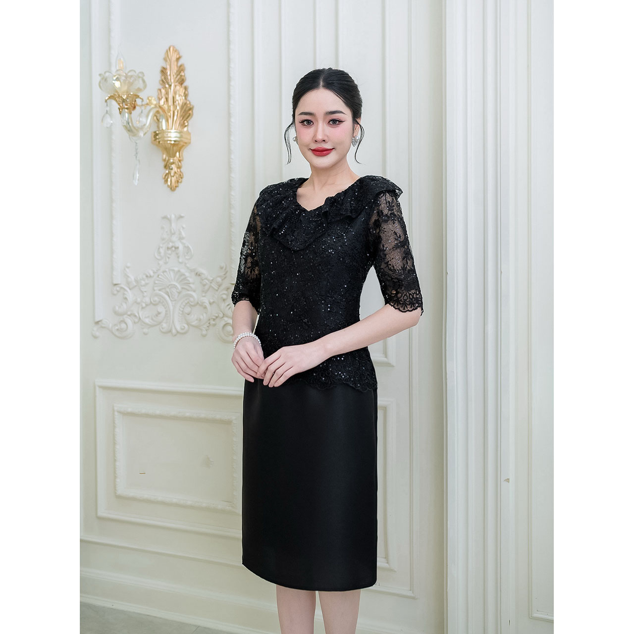 kudapy เดรสสั้นสีดำ/สีเทา ผ้าไหมส ดีไซน์ด้านบนเป็นผ้าลูกไม้ใยบวบลายสวย ช่วงคอเสื้อเป็นคอวีแต่งระบายรอบคอ