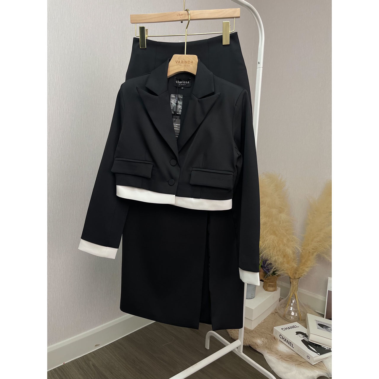 kudapy เซ็ทครอป กระโปรงยาว ตัวเสื้อแต่งกระเป๋าหลอก 2ข้าง ดับเบิ้ลเลเยอร์เป็นสีขาว กระดุมจริงสีเดียวกับผ้า แต่งปลายแขนสีขาว