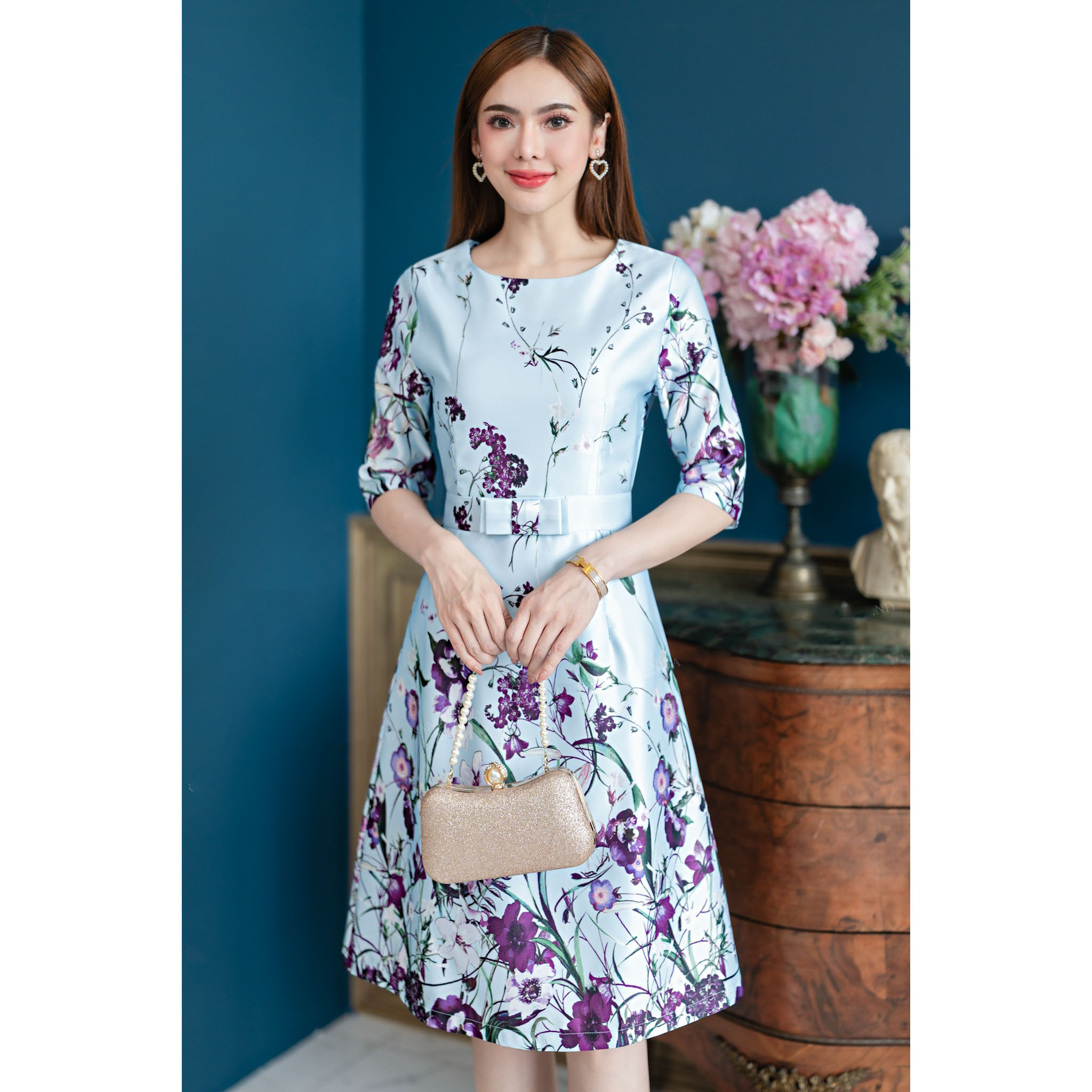 kudapy เดรสสั้นสีครีม/สีฟ้า ผ้าSatin silk งานพิมพ์ลายดอกไม้ แขนสามส่วน แต่งโบว์ที่เอวกระโปรงทรงเอ