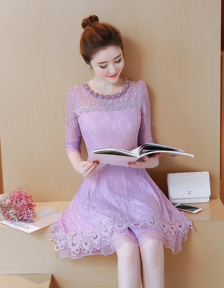 kudapy เดรสสั้นแขนยาวสีแดงมังคุค/สีม่วงอ่อน เดรสลูกไม้นิ่มแขนยาว ทรงเข้ารูป ซีทรูคอ หลังและแขน ตรงคอเย็บแต่งมุกเป็นรูปดอกไม้ ตัดแต่งชายด้วยผ้าแก้ว
