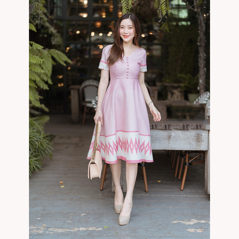 kudapy เดรสสั้นผ้าไทยแขนสั้นคอวีกระดุมหน้าสีแดง/สีชมพู กระโปรงบานผ้าไทย