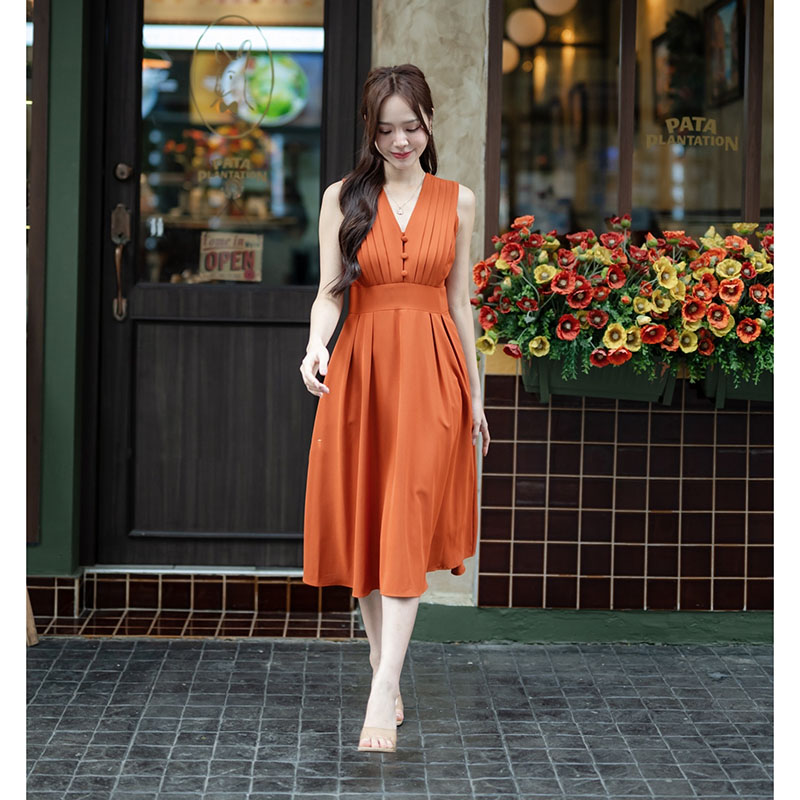 kudapy เดรสสั้นสีสีชมพูกลีบบัว/สีเขียว/สีส้มอิฐ/สีขาว/สีครีม มิดี้ ช่วงอกตีเกล็ด ติดกระดุมปั๊มเรียง 3 เม็ด คอวี ช่วงเอวทำขอบสูงเผื่อให้ดูมี shape ต่อด้วยกระโปรงทรงทวิสข้าง