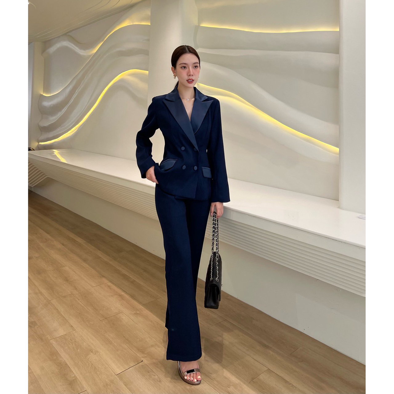 kudapy setเสื้อเบเซอร์และกางเกงขายาวสีกรม เรียบหรู เสื้อสูทแต่งปกผ้าเงาให้ดูเด่น วกระดุมใช้ผ้าเดียวกับปกเสื้อ แมทช์กันออกมาได้สวยดูแพง