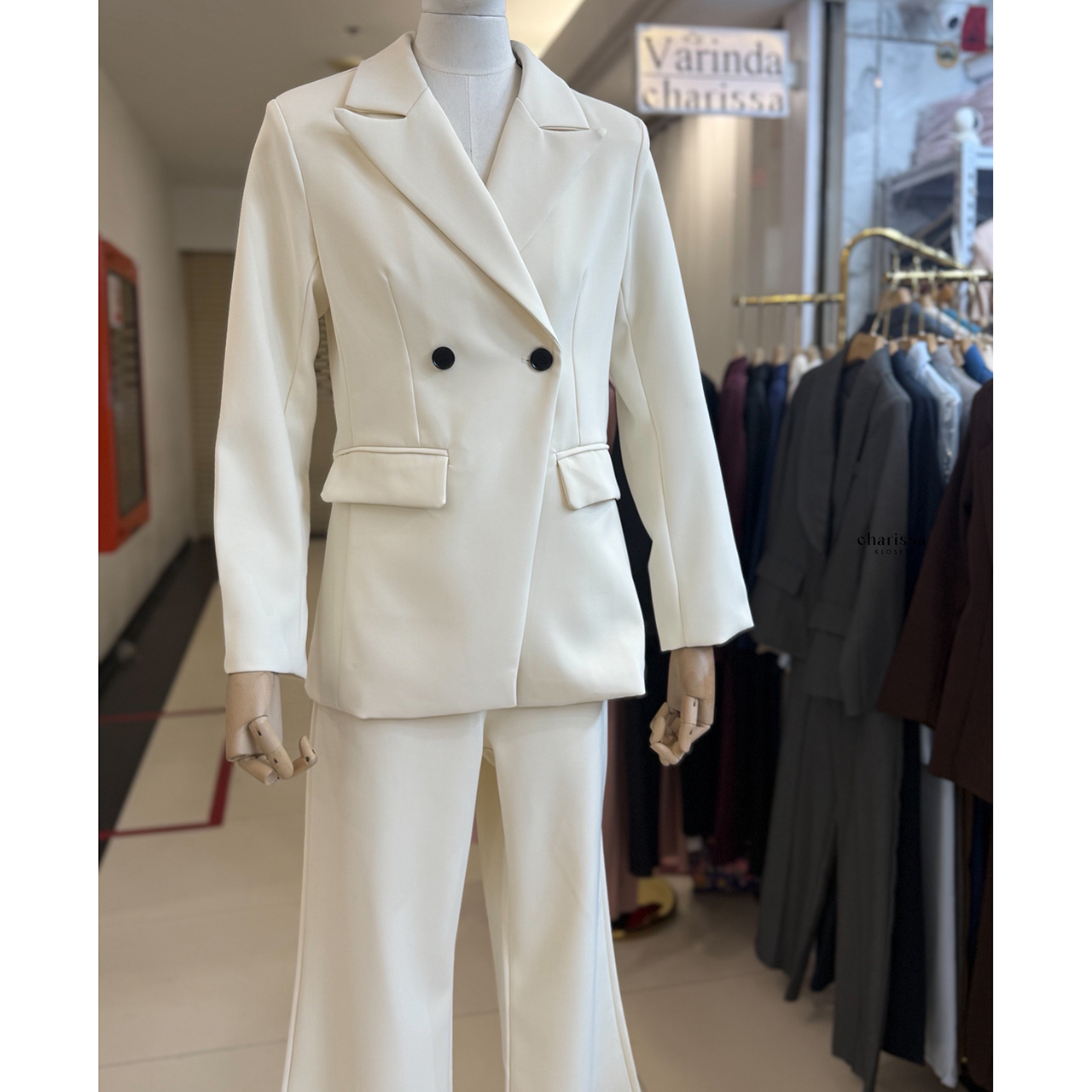 kudapypy ชุดเซ็ทเสื้อสูท ปกสูท มีรองบ่าๆเพื่อให้เป็นทรงสวย ออกแบบกระเป๋าให้สามารถใช้งานได้ มาพร้อมกับกางเกงใช้ผ้าเดียวกับเสื้อสูท