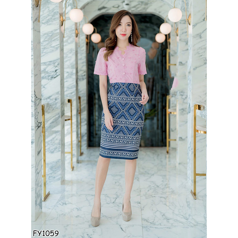 kudapy เดรสสั้นผ้าไทยสีขาว/สีชมพู เสื้อลูกไม้คอวีหยักแขนหยัก+กระโปงลายไทย ใส่สบายสวยดูดีน่ารักๆ