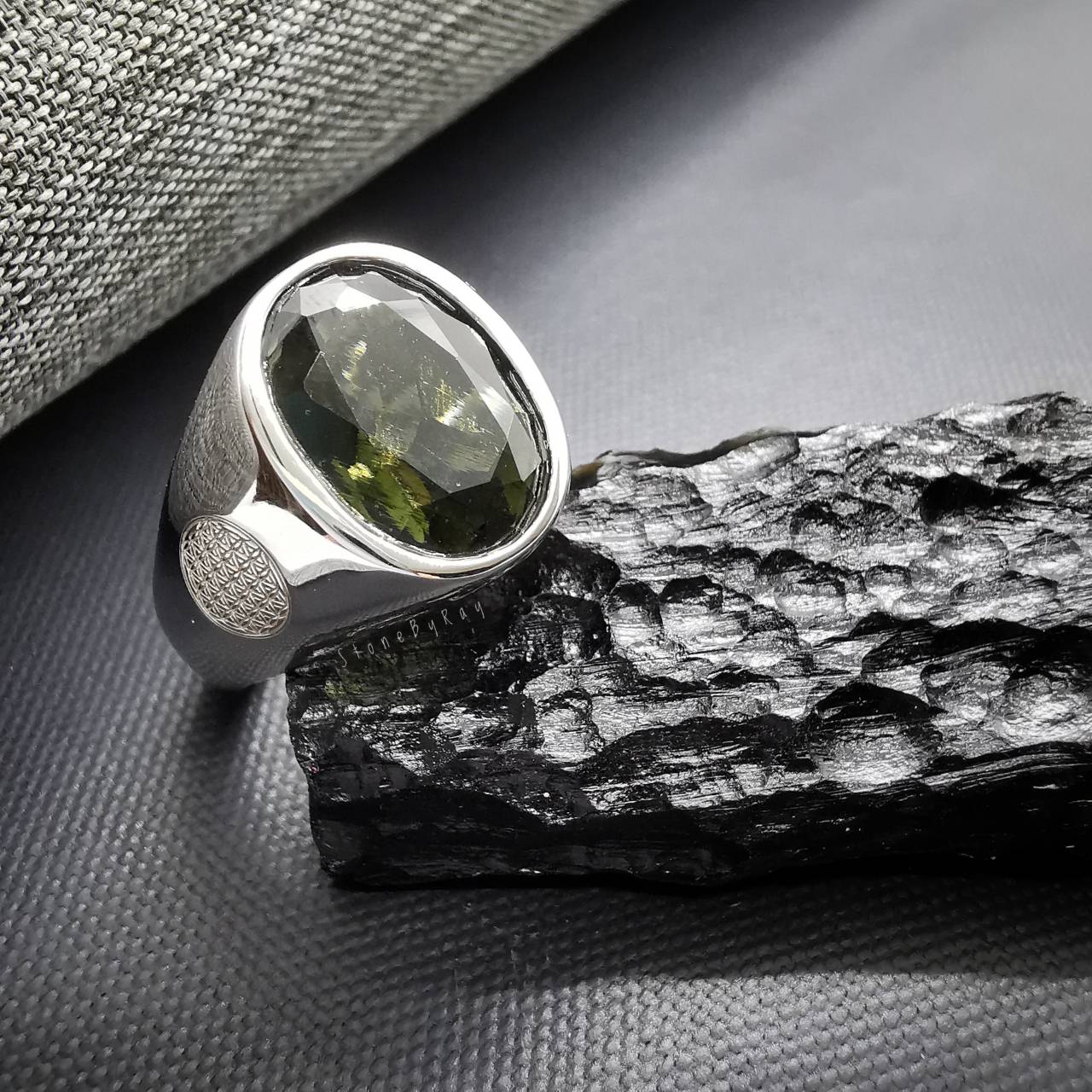 แหวนเงินสะเก็ดดาวโมดาไวท์(Moldavite)