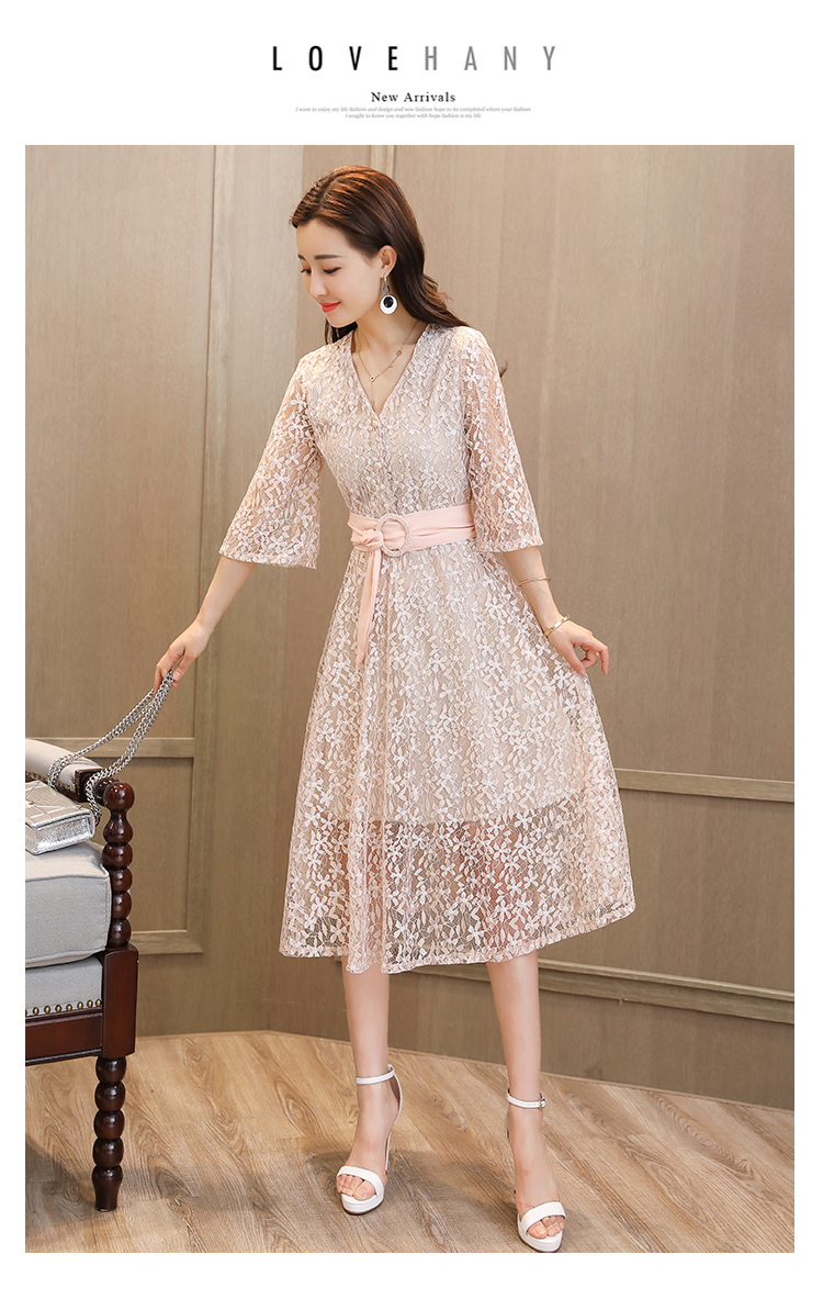 ชุดเดรสผ้าลูกไม้สีครีม คอวี กระดุมหลอกที่หน้าอก แขนยาวสี่ส่วน มีผ้าผูกเอวสีโอรส