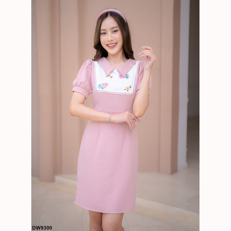 kudapy เดรสสั้นสีชมพู/สีฟ้า/สีดำ ปักอกลายดอกไม้ คอปก เนื้อเบาใส่สบาย