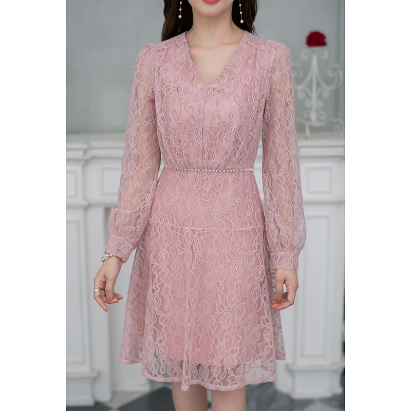 kudapy เดรสสั้นสีดำ/สีชมพู ลูกไม้แขนยาวคอวี มีดีเทลแต่งมุกรอบเอว ผ้าลูกไม้ลายสวย มีประกายวิ้งๆเวลาโดนไฟ ทรงสวยหวาน