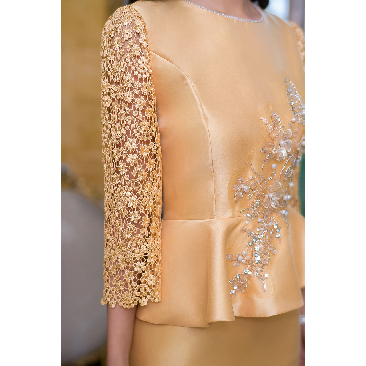 kudapy เดรสสั้นสีเหลืองทอง ผ้าไหม ดีไซน์เอวระบาย แต่งดอกไม้สวยหวานที่เอวจนถึงช่วงอก รอบคอตกแต่งด้วยมุก