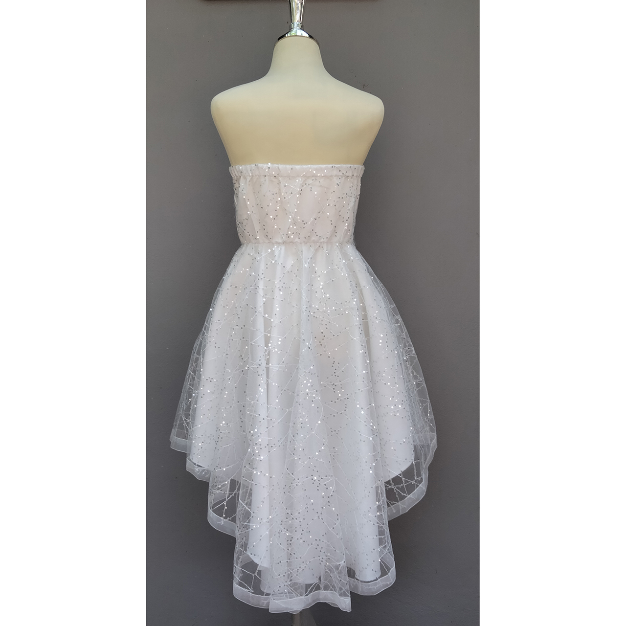 kudapy เดรสออกงานสีขาว เกาะอกหน้าสั้นหลังยาว ปักดอกไม้และปักเลื่อมเล็กๆทั่วตัวเดรส เอวสูงด้านหลังยืดได้ ซิปข้างลำตัว