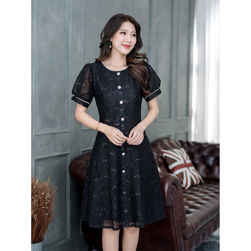 kudapy เดรสสั้นสีชมพู/สีดำ ลูกไม้ แขนสั้นตุ๊กตาค่ะ รอบคอและรอบแขนตกแต่งด้วยมุกหวานมาก ด้านหน้าตัวเดรสแต่งกระดุมมุกเพื่อความสวยงาม