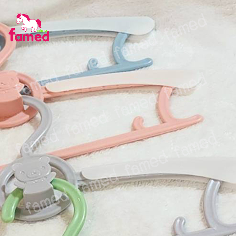 Famed เฟเมด ไม้แขวนเสื้อเด็กปรับความกว้างได้ แขวนต่อได้ 5 ชิ้น/ แพค คละสี